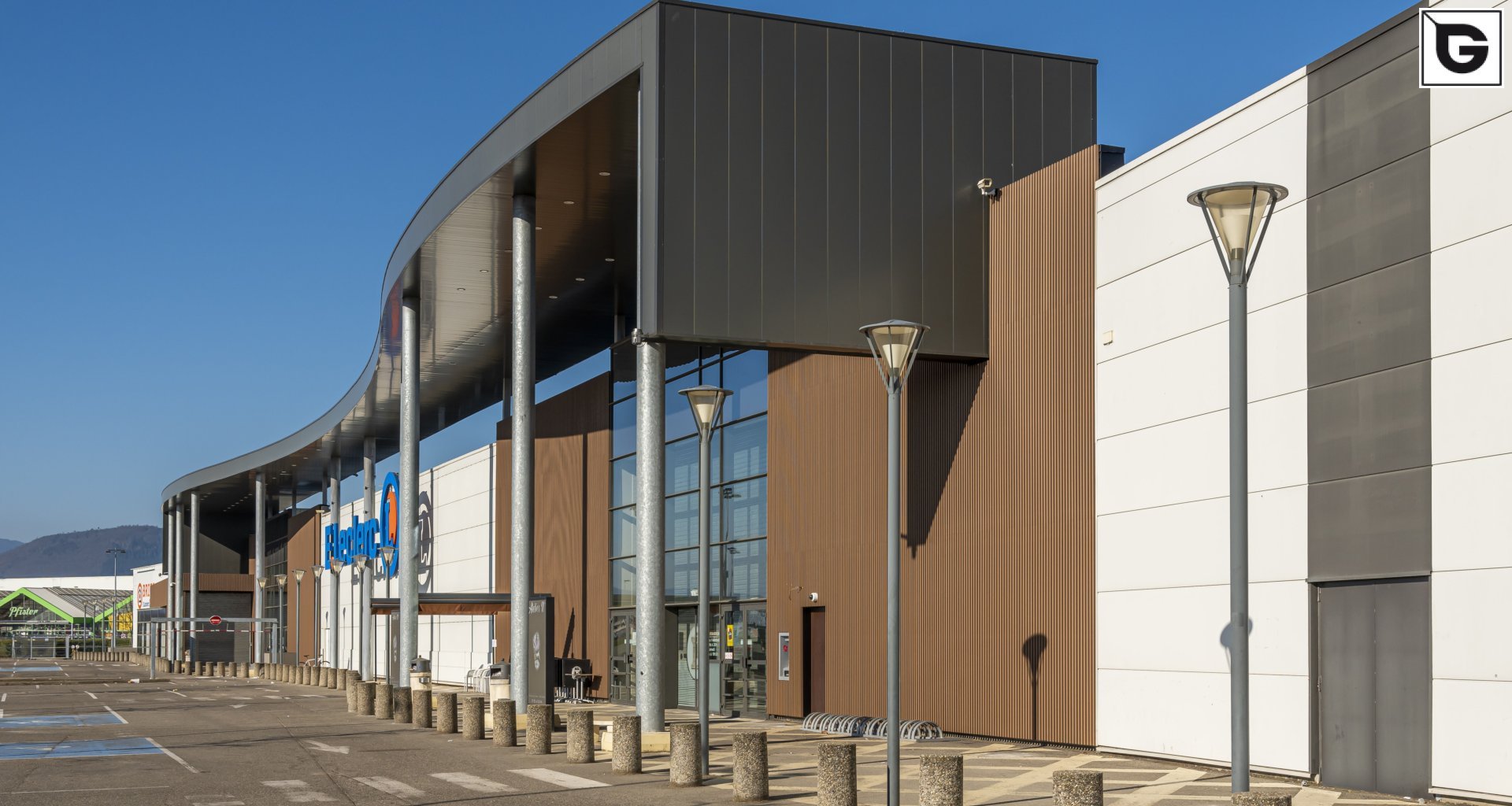 Kaufmännische Gebäude_Offene Fassadenverkleidung - verti._Einkaufszentrum