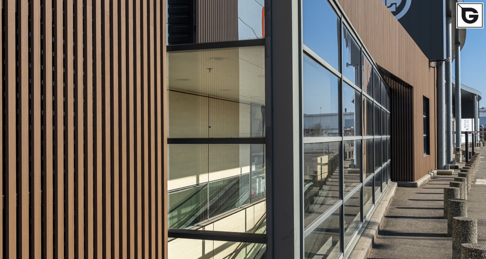 Kaufmännische Gebäude_Offene Fassadenverkleidung - verti._Einkaufszentrum