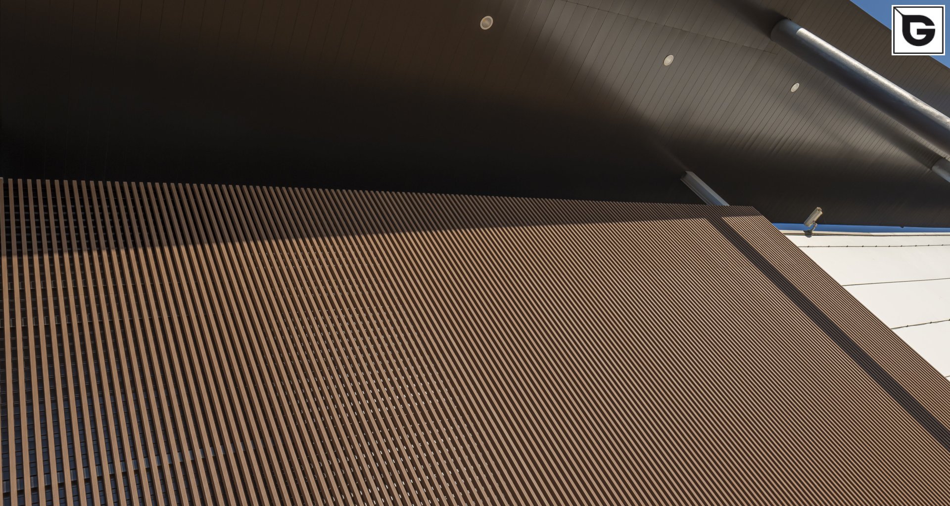 Kaufmännische Gebäude_Offene Fassadenverkleidung - verti._Einkaufszentrum