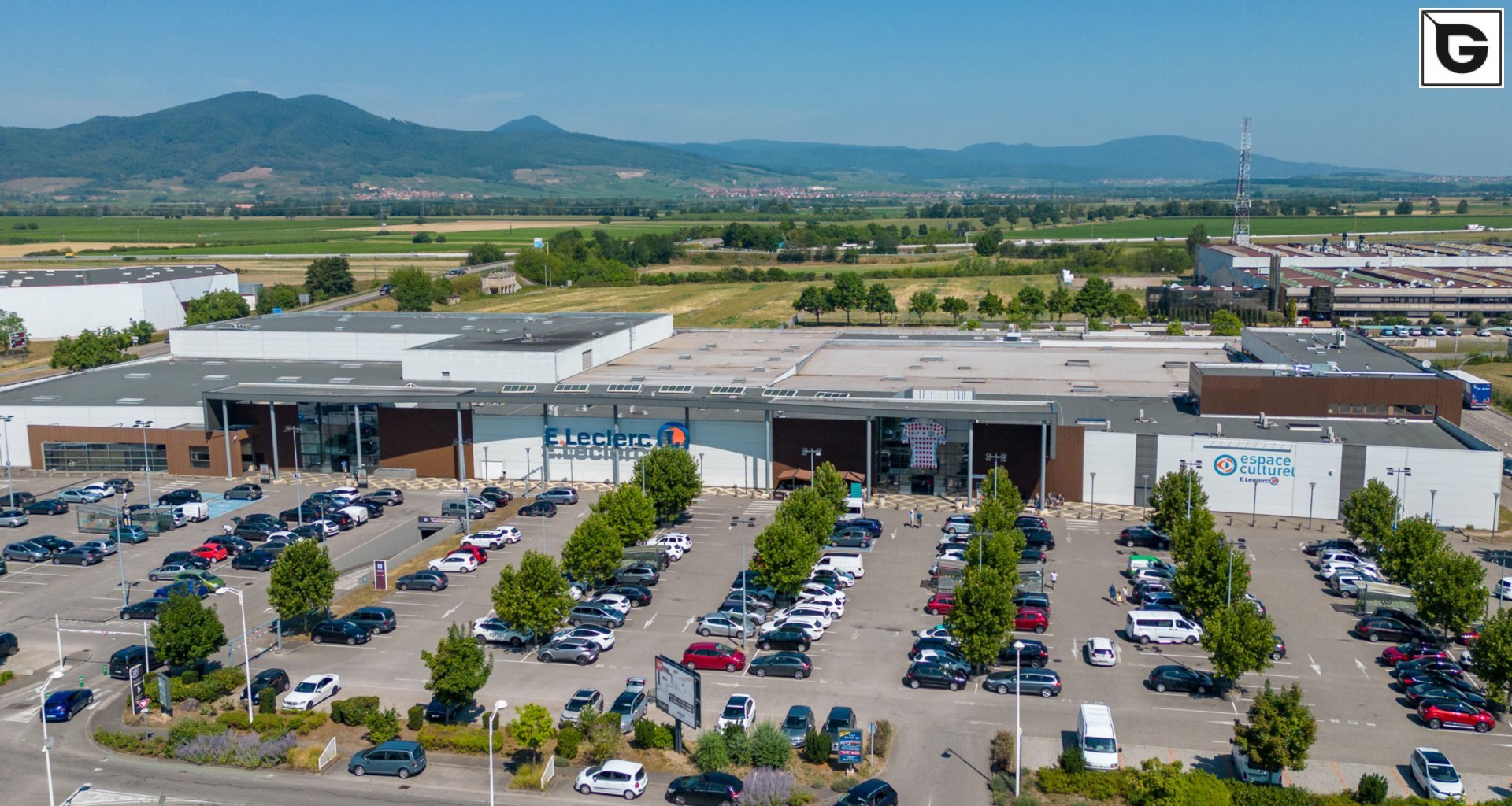 Kaufmännische Gebäude_Offene Fassadenverkleidung - verti._Einkaufszentrum