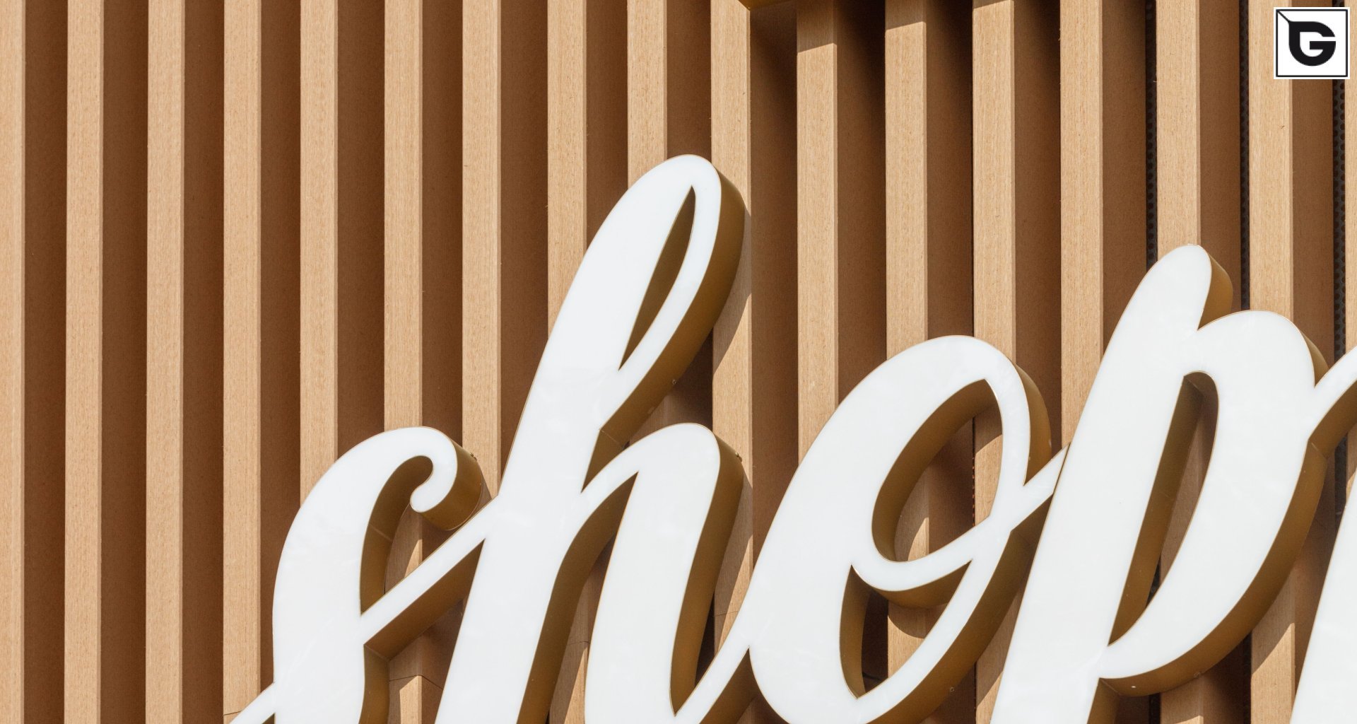 Kaufmännische Gebäude_Offene Fassadenverkleidung - verti._Einkaufszentrum