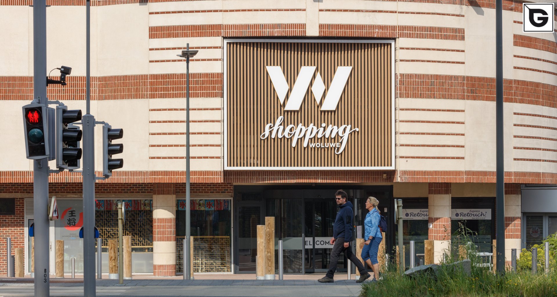 Kaufmännische Gebäude_Offene Fassadenverkleidung - verti._Einkaufszentrum