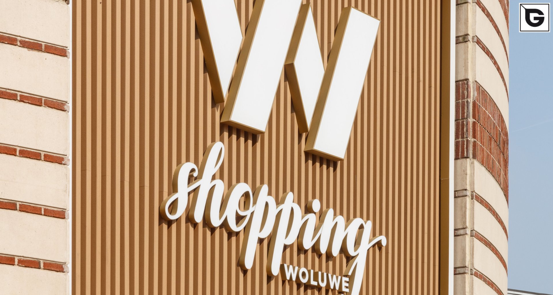 Kaufmännische Gebäude_Offene Fassadenverkleidung - verti._Einkaufszentrum