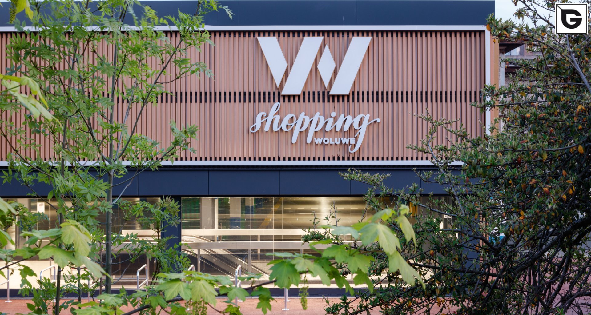 Kaufmännische Gebäude_Offene Fassadenverkleidung - verti._Einkaufszentrum