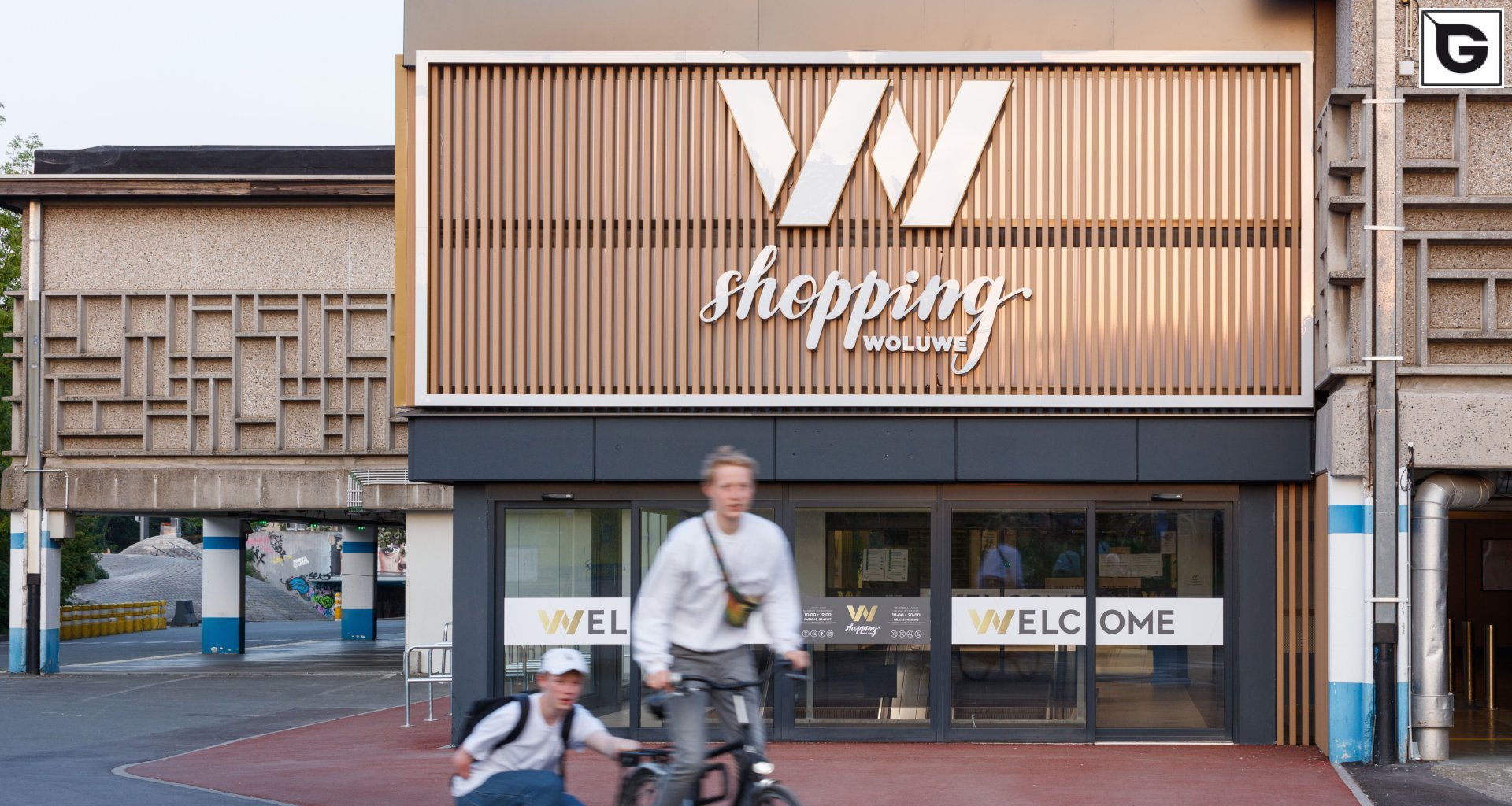 Kaufmännische Gebäude_Offene Fassadenverkleidung - verti._Einkaufszentrum