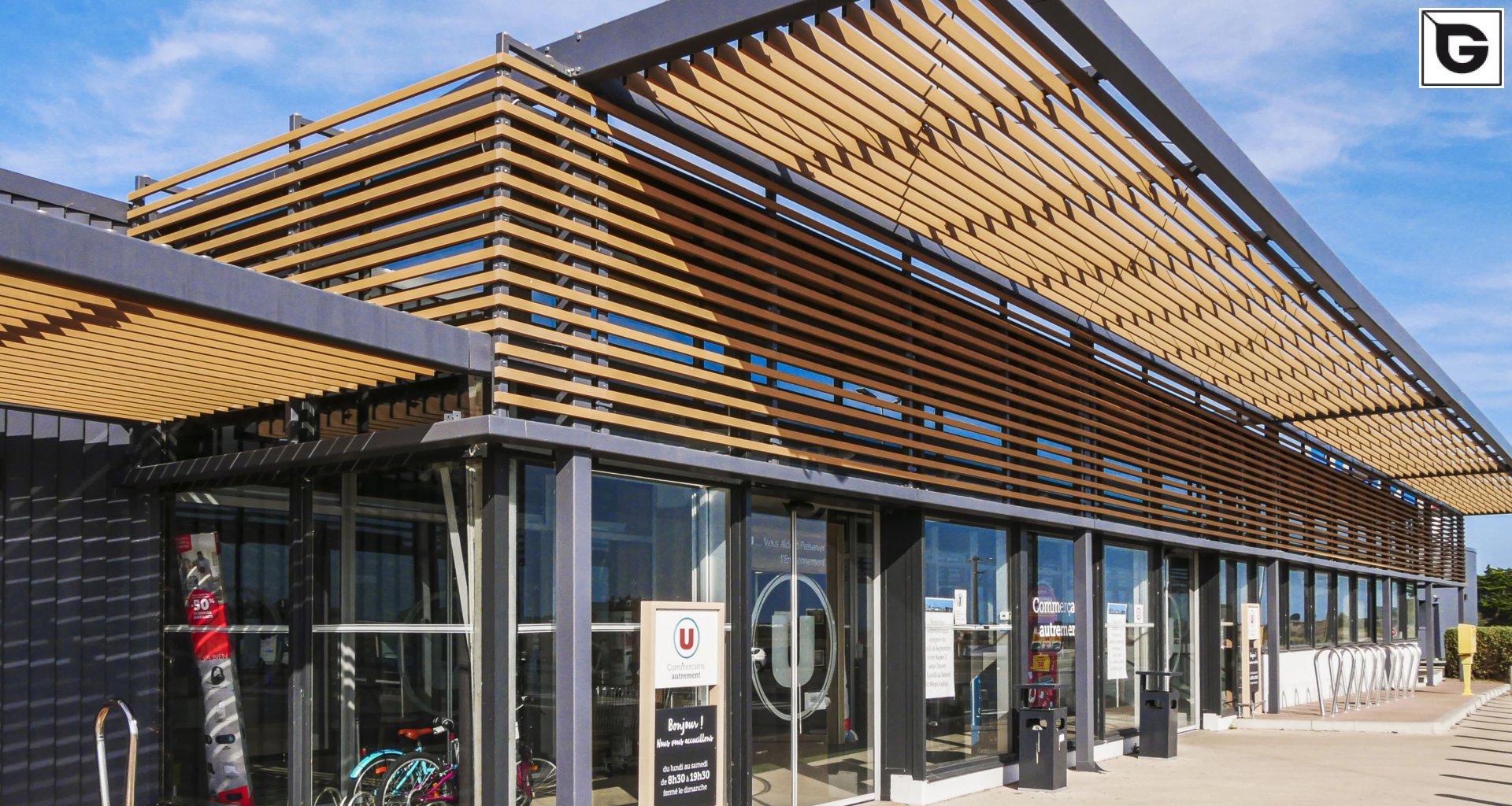 Kaufmännische Gebäude_Pergola, Dachüberstand, Dach_Einkaufszentrum