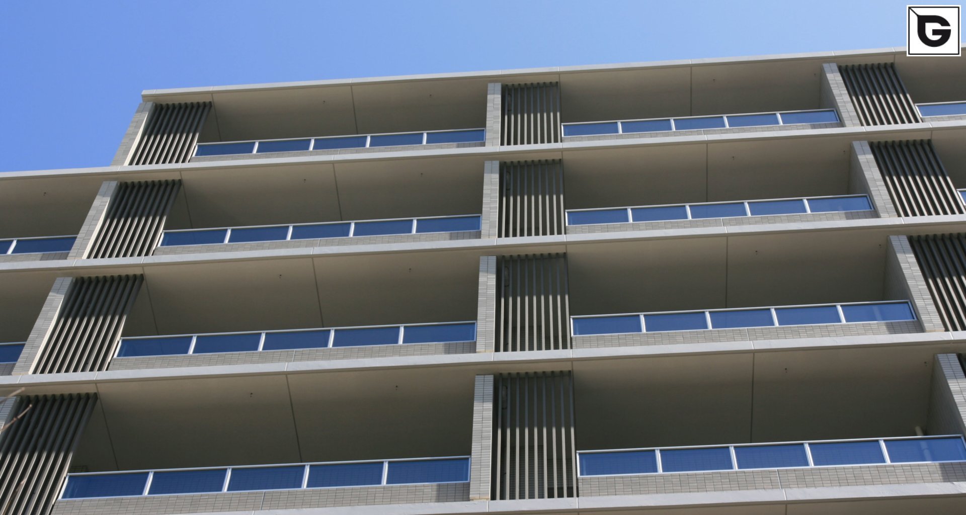 Wohngebäude_Vertical Sonnenschutz, jalousien_Wohnhaus