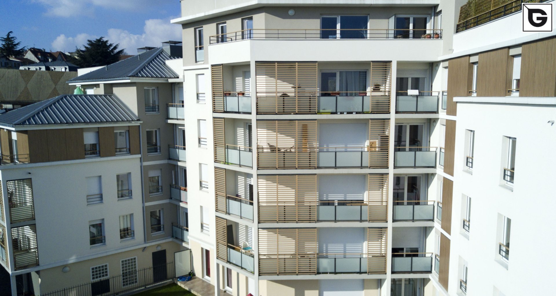 Wohngebäude_Horizontal Sonnenschutz, jalousien_Vorzeigeprojekte - Hybrid holz