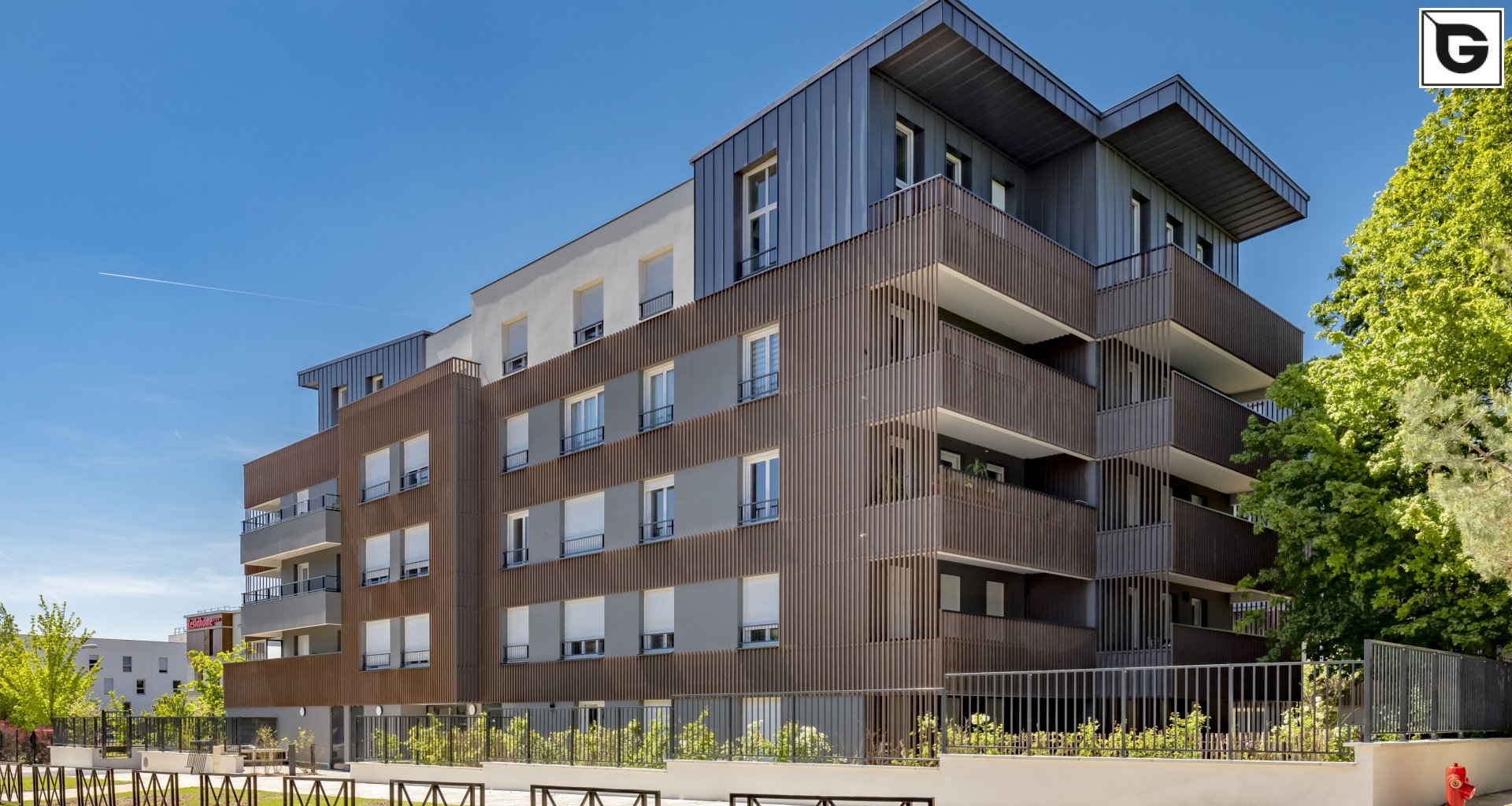 Wohngebäude_Geländer_Wohnhaus