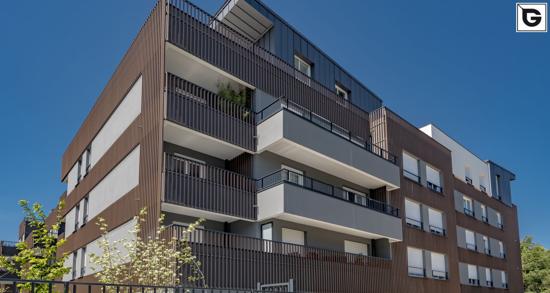 Wohngebäude_Geländer_Wohnhaus