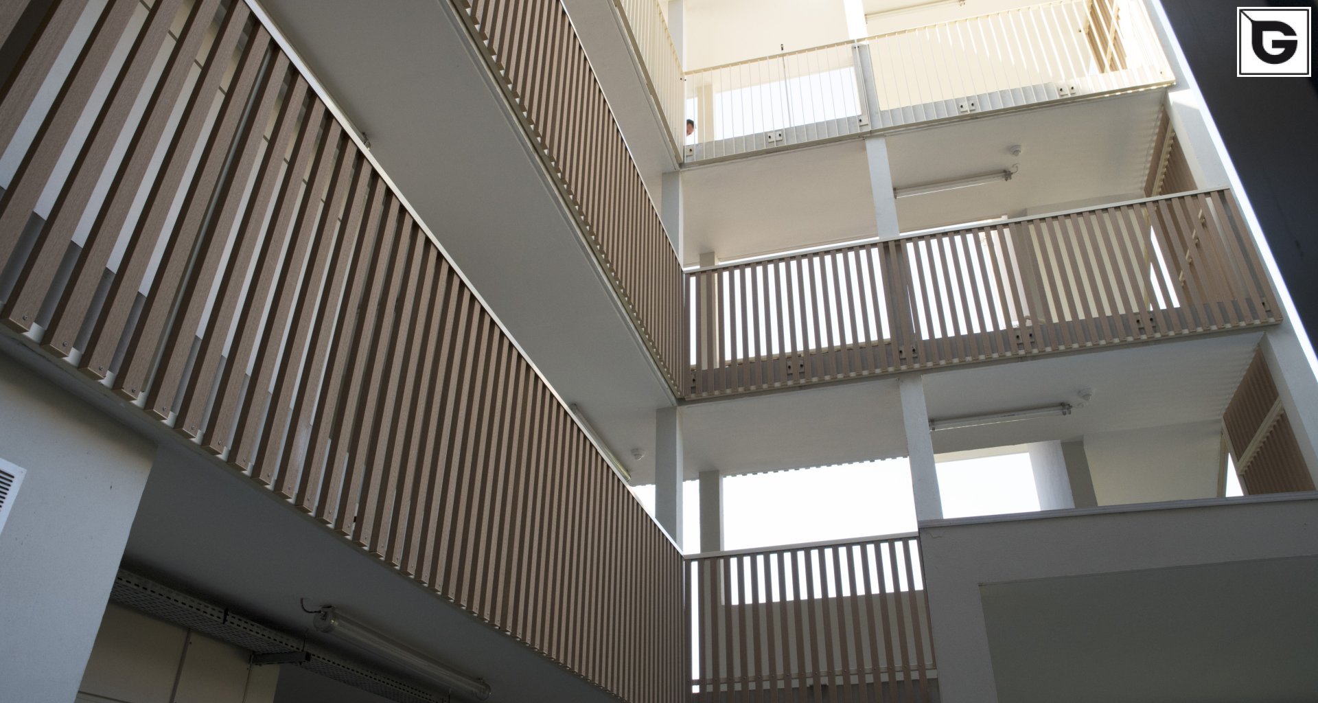 Wohngebäude_Geländer_Wohnhaus