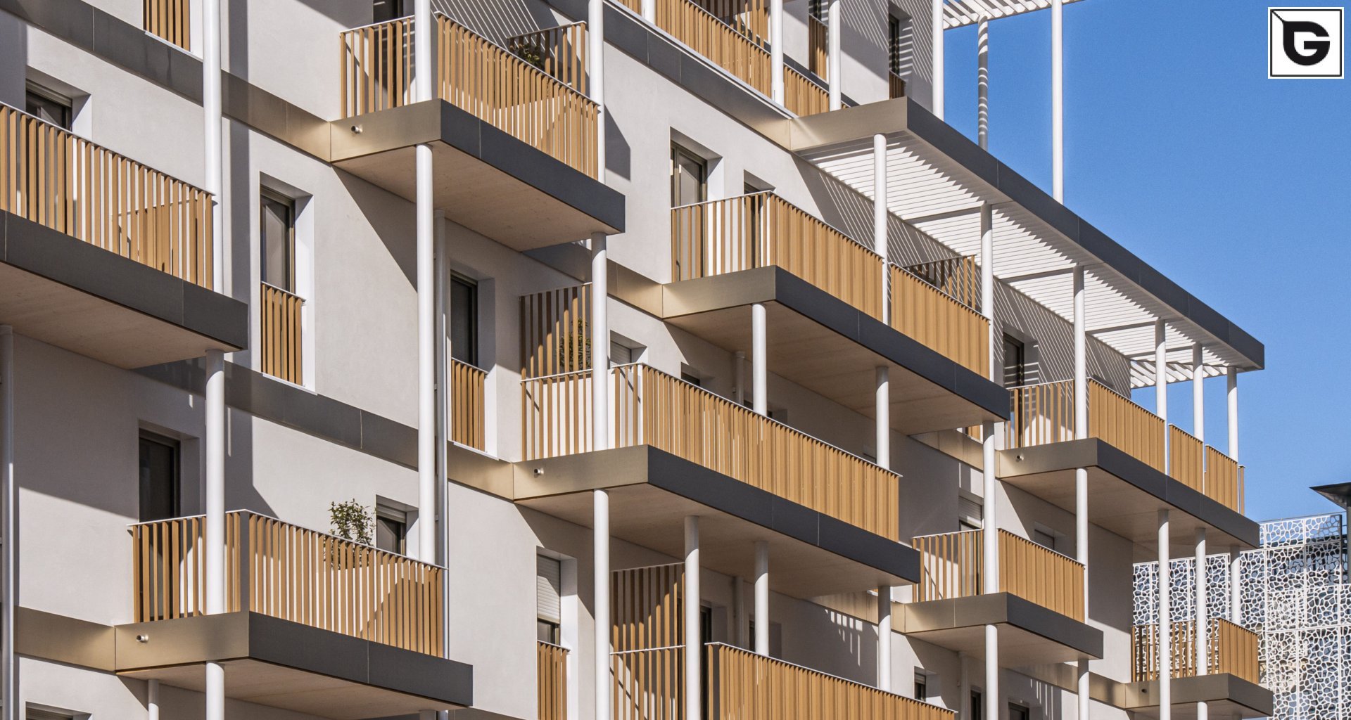 Wohngebäude_Geländer_Wohnhaus