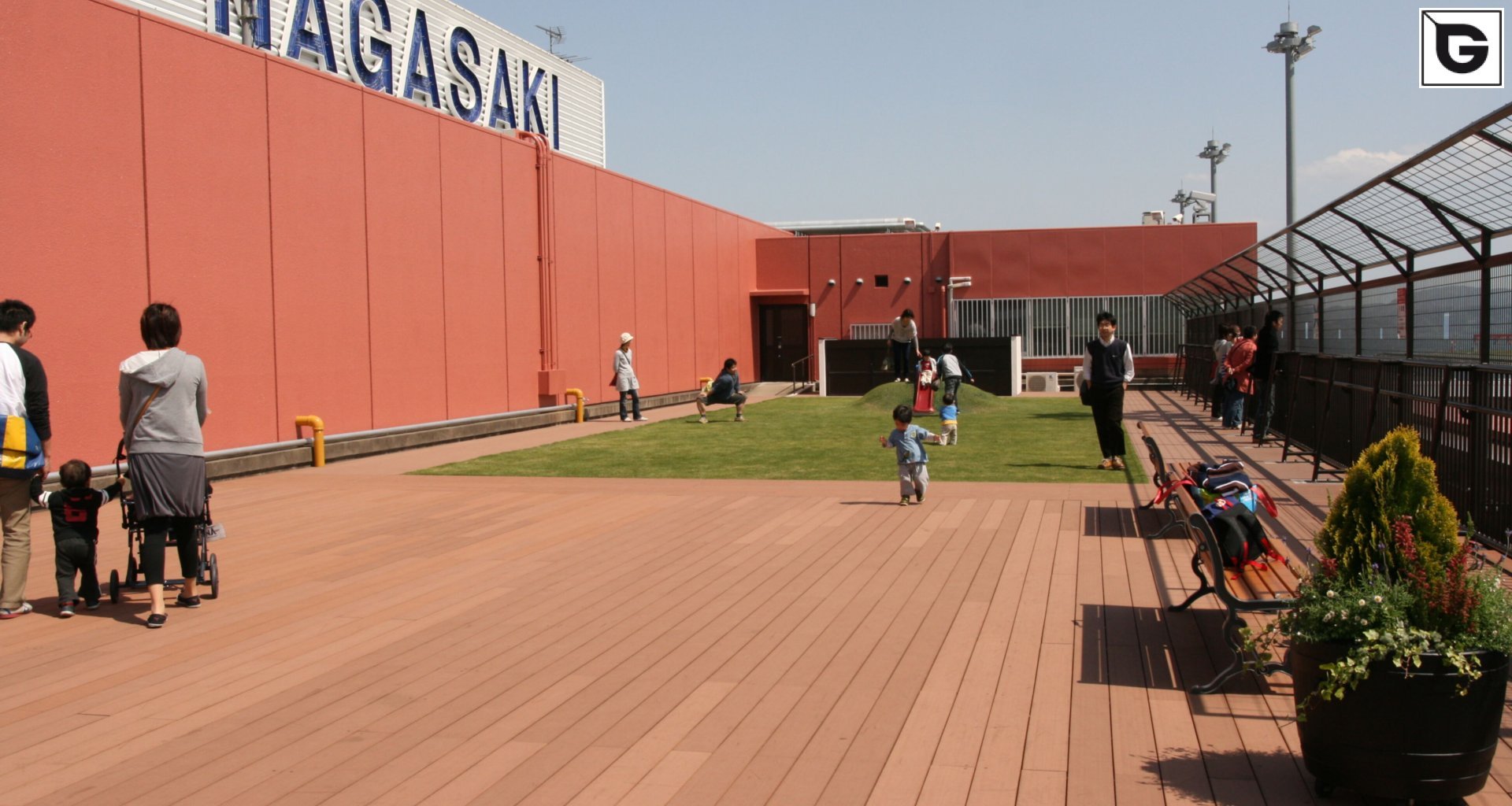 Transport-Einrichtungen_Terrasse Gewerbliche Nutzung_Flughafen, Bahnhof