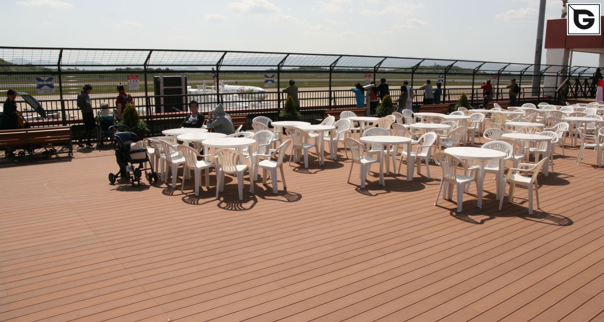 Transport-Einrichtungen_Terrasse Gewerbliche Nutzung_Flughafen, Bahnhof