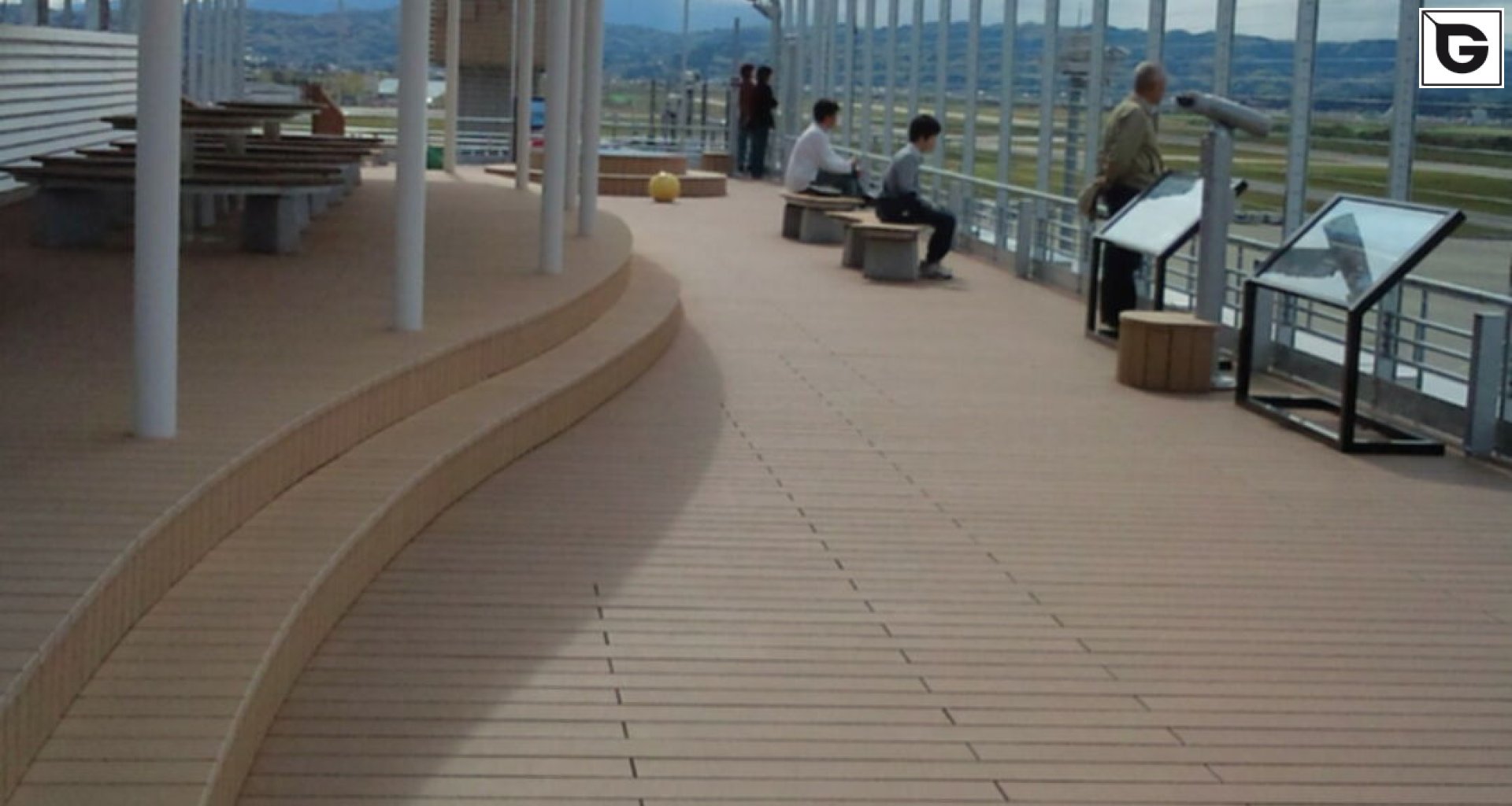 Transport-Einrichtungen_Terrasse Gewerbliche Nutzung_Flughafen, Bahnhof