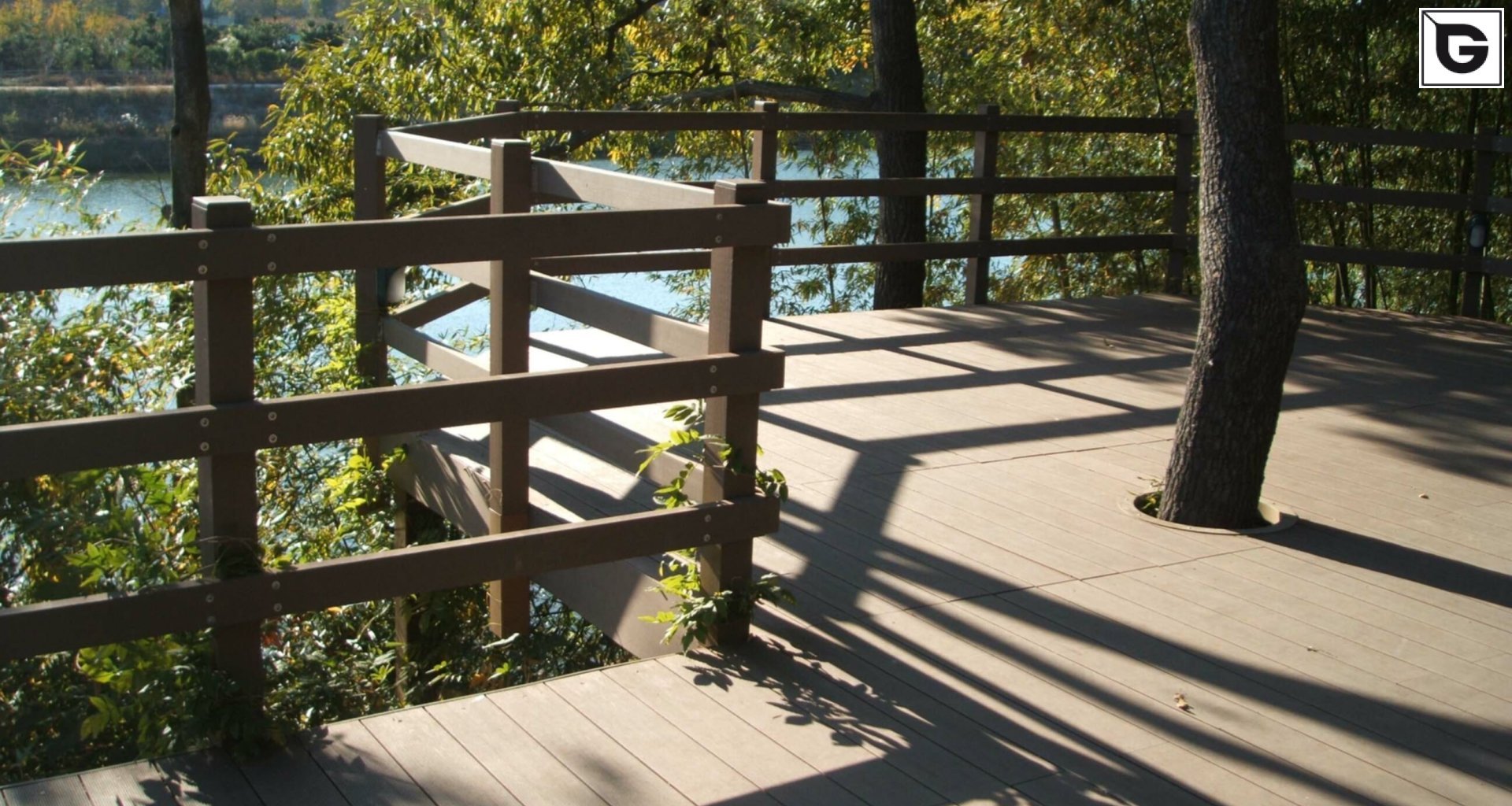 Transport-Einrichtungen_Brücken, Rampen, Gehweg_Am Wasser entlang