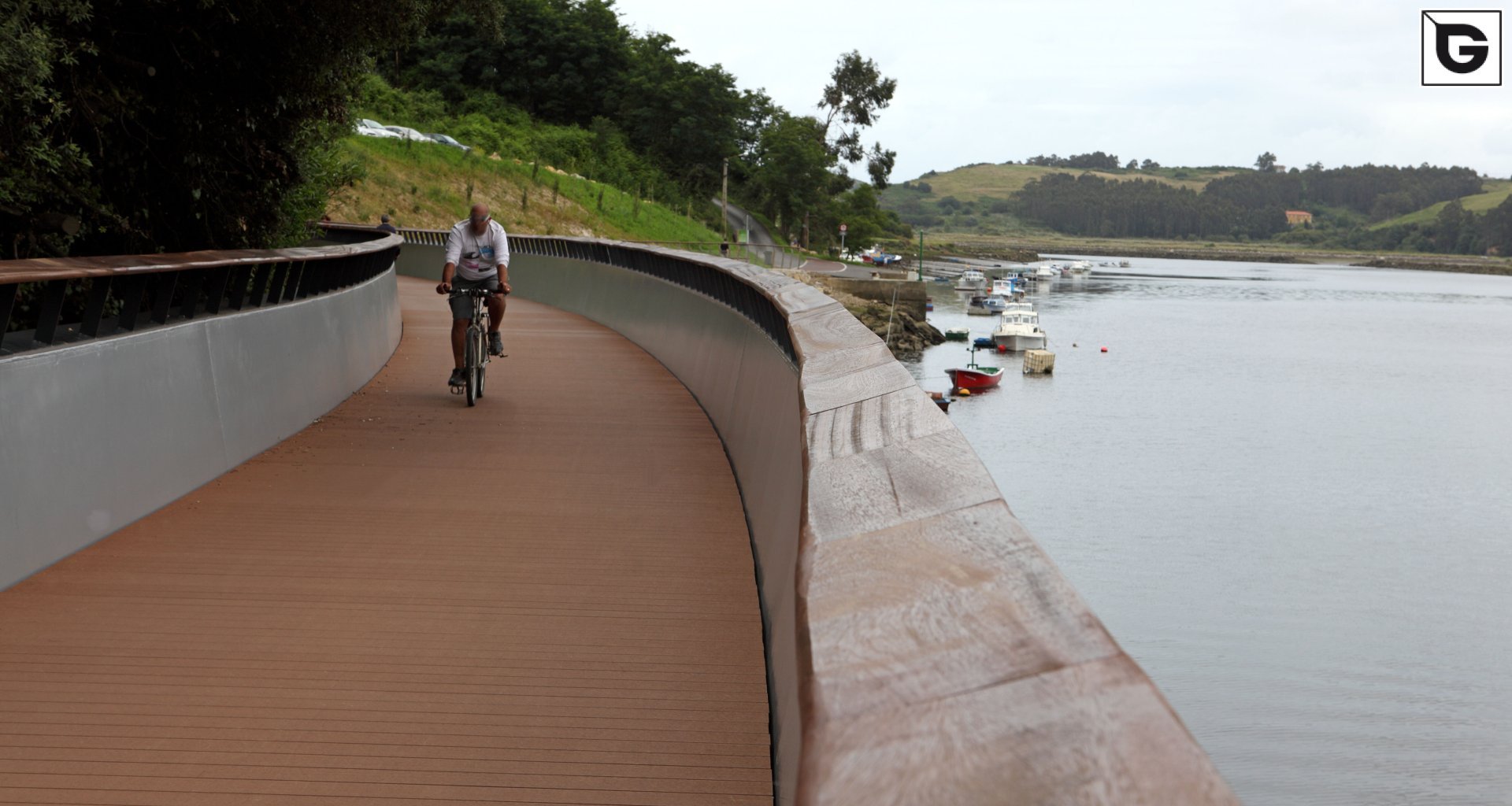 Transport-Einrichtungen_Brücken, Rampen, Gehweg_Am Wasser entlang