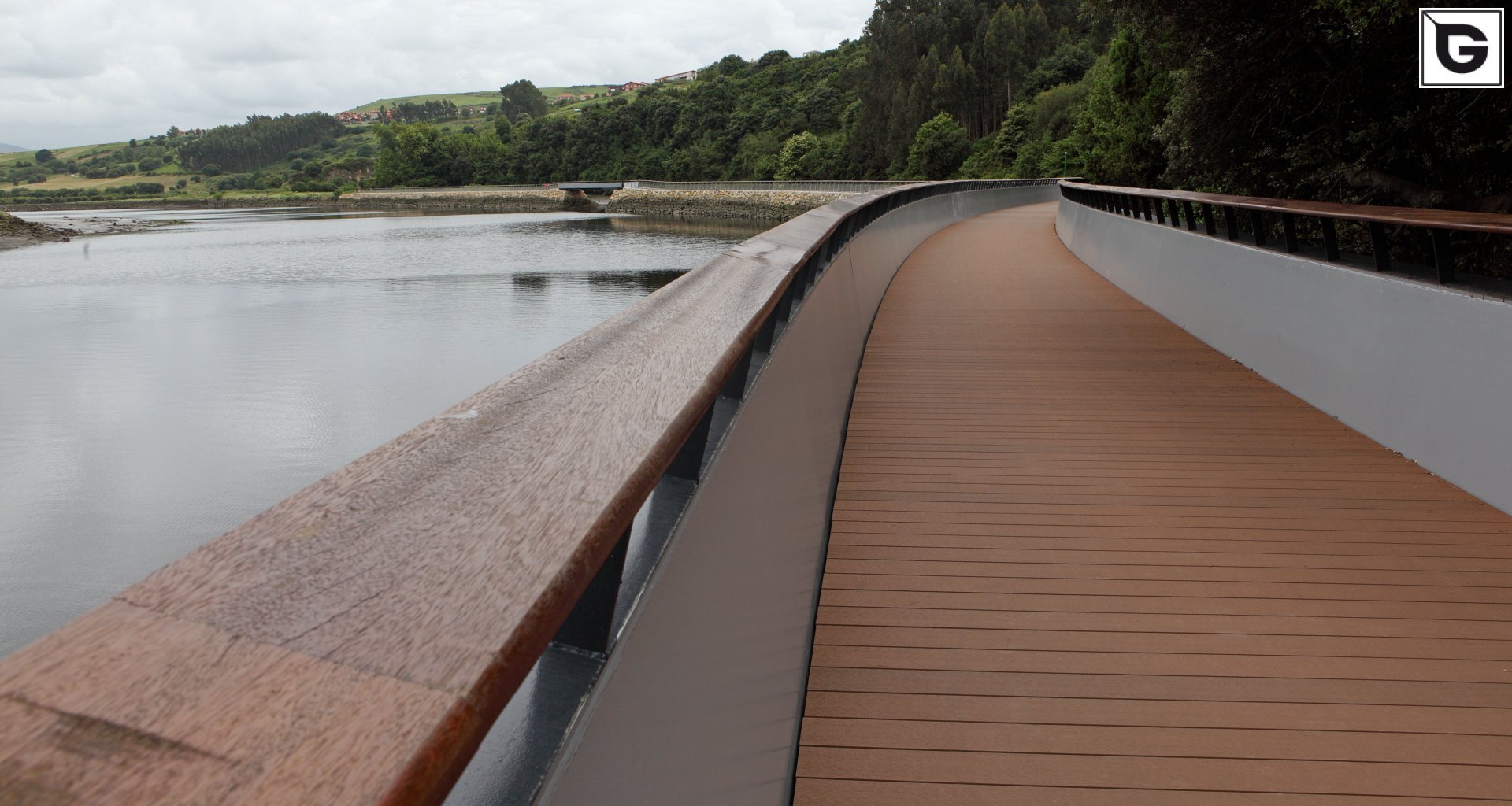 Transport-Einrichtungen_Brücken, Rampen, Gehweg_Am Wasser entlang