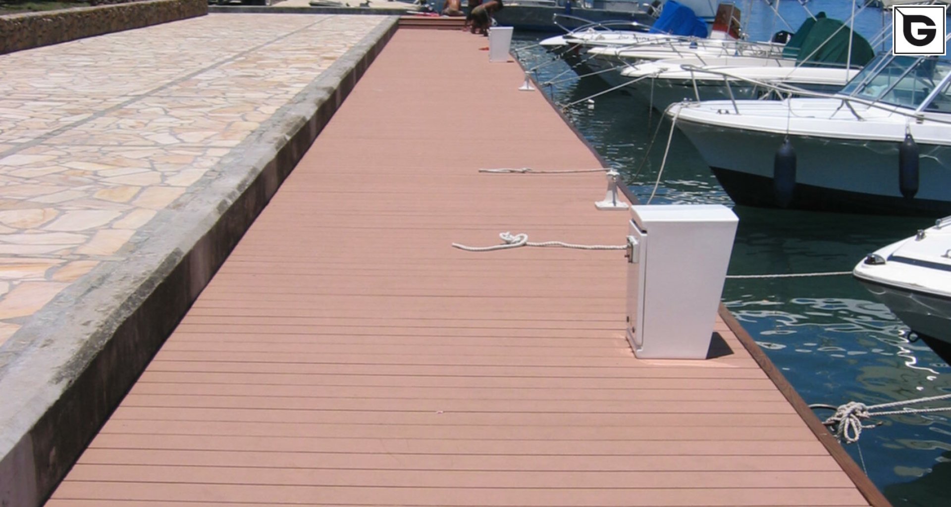 Transport-Einrichtungen_Stege, Bootsanleger_Am Wasser entlang