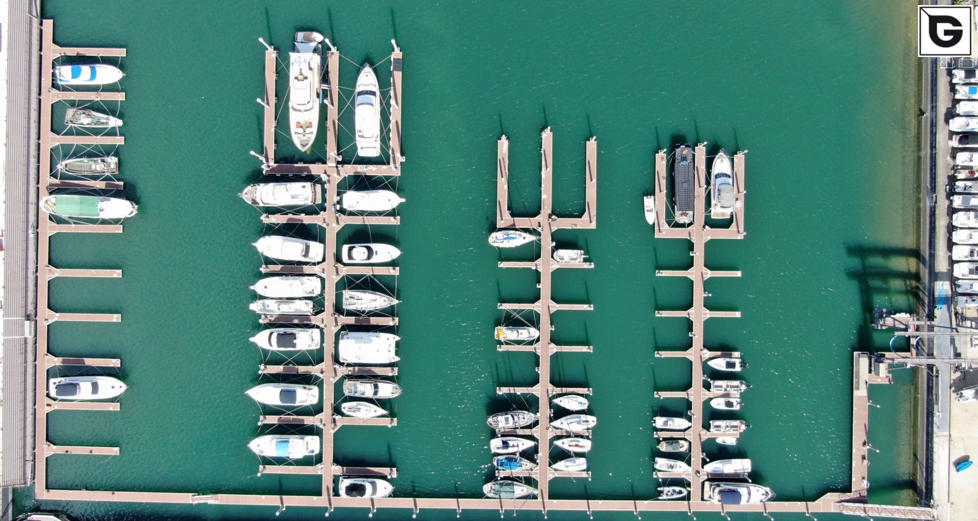 Transport-Einrichtungen_Stege, Bootsanleger_Am Wasser entlang