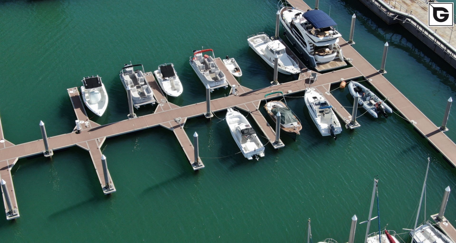 Transport-Einrichtungen_Stege, Bootsanleger_Am Wasser entlang