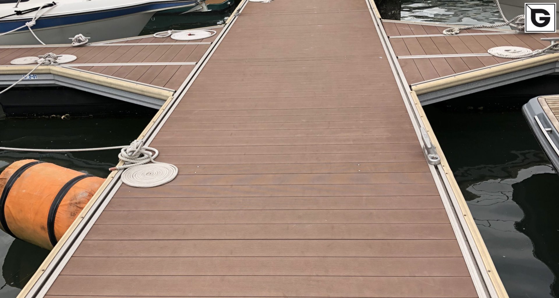 Transport-Einrichtungen_Stege, Bootsanleger_Am Wasser entlang