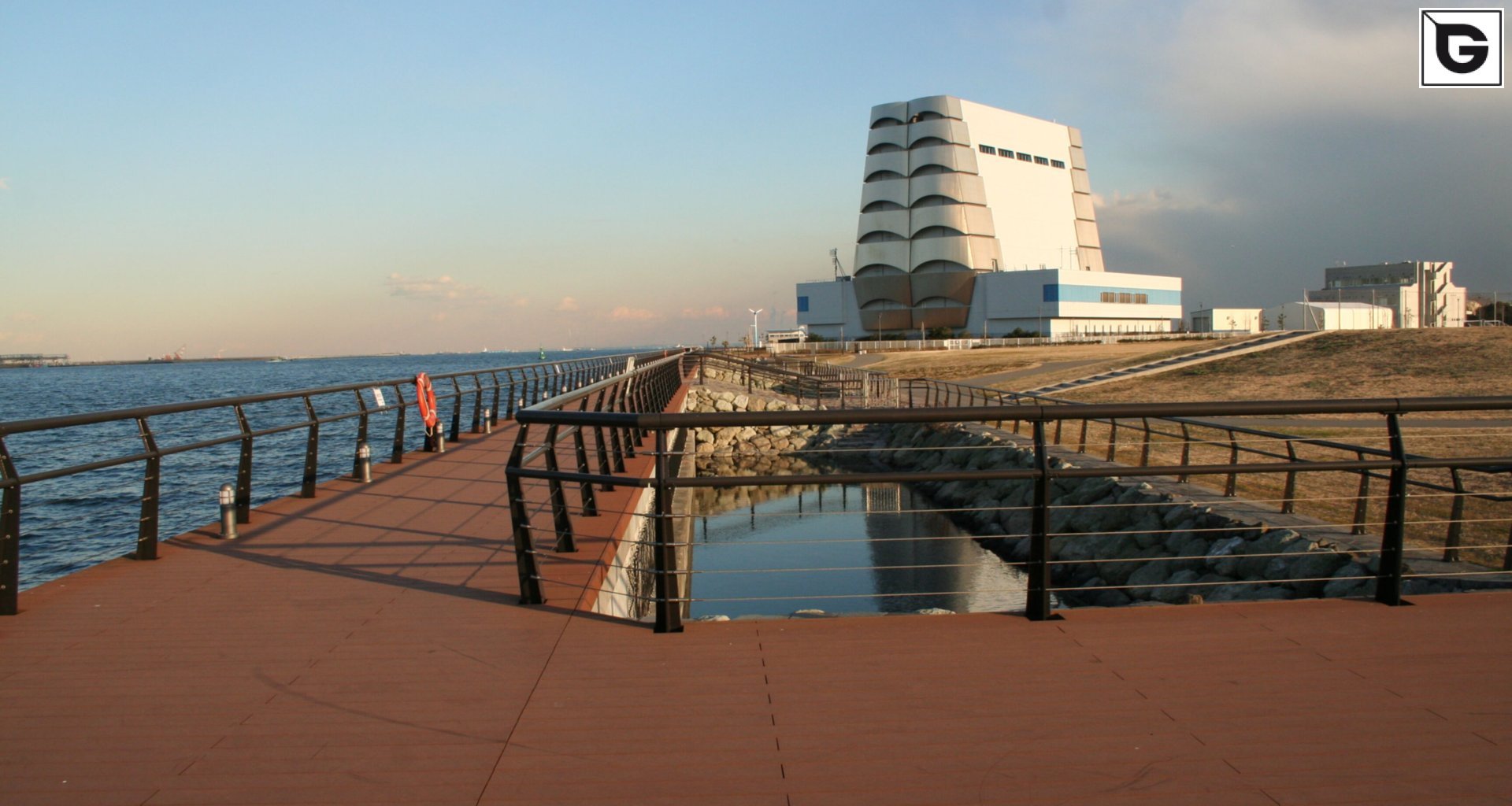 Transport-Einrichtungen_Stege, Bootsanleger_Am Wasser entlang