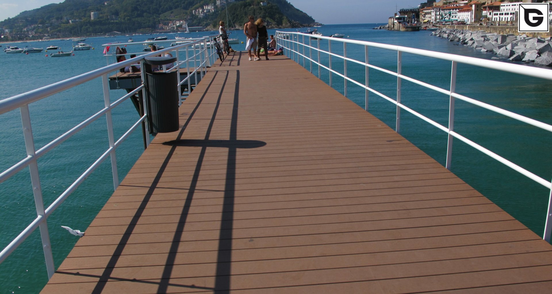 Transport-Einrichtungen_Stege, Bootsanleger_Am Wasser entlang