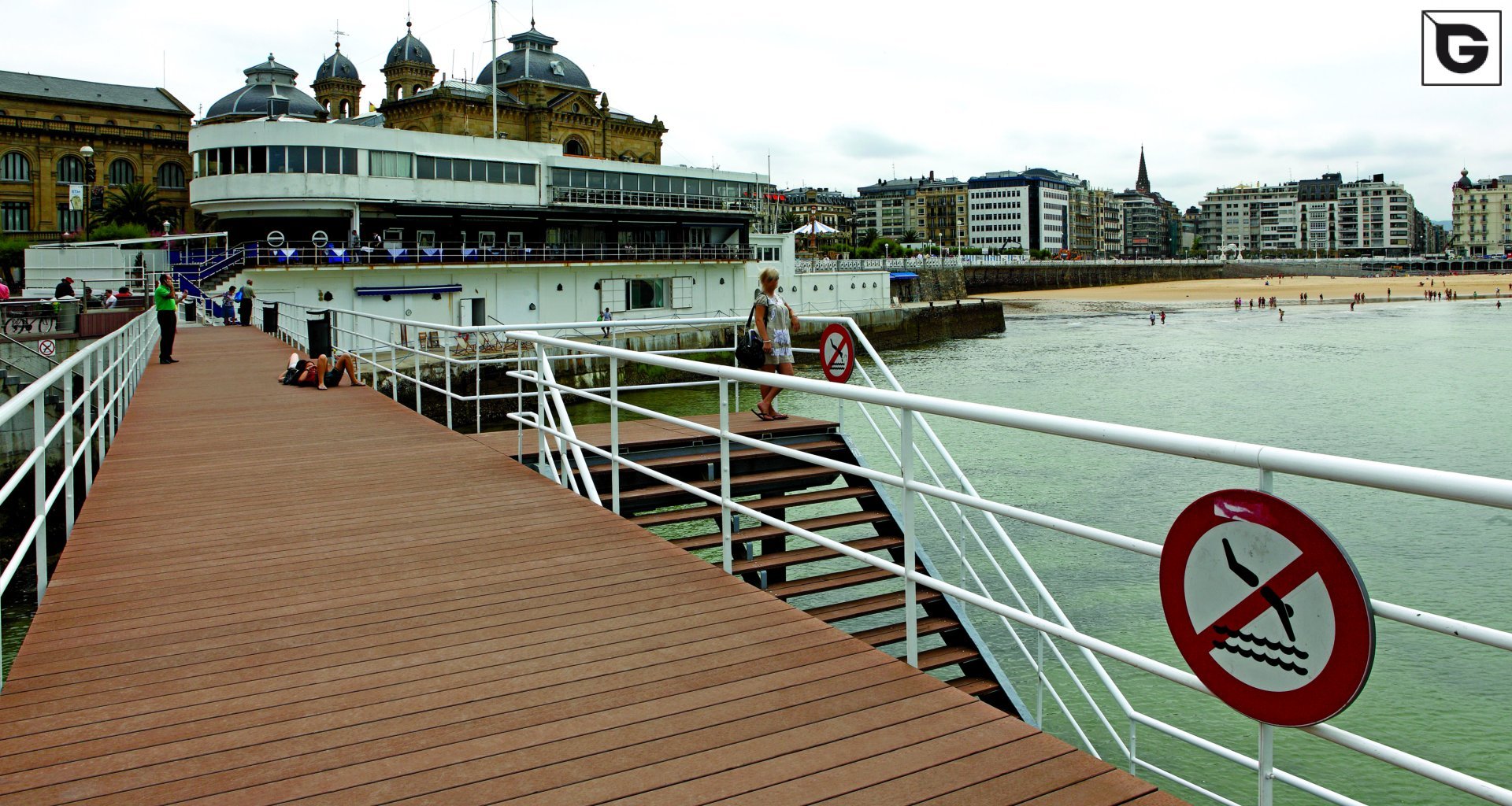 Transport-Einrichtungen_Stege, Bootsanleger_Am Wasser entlang