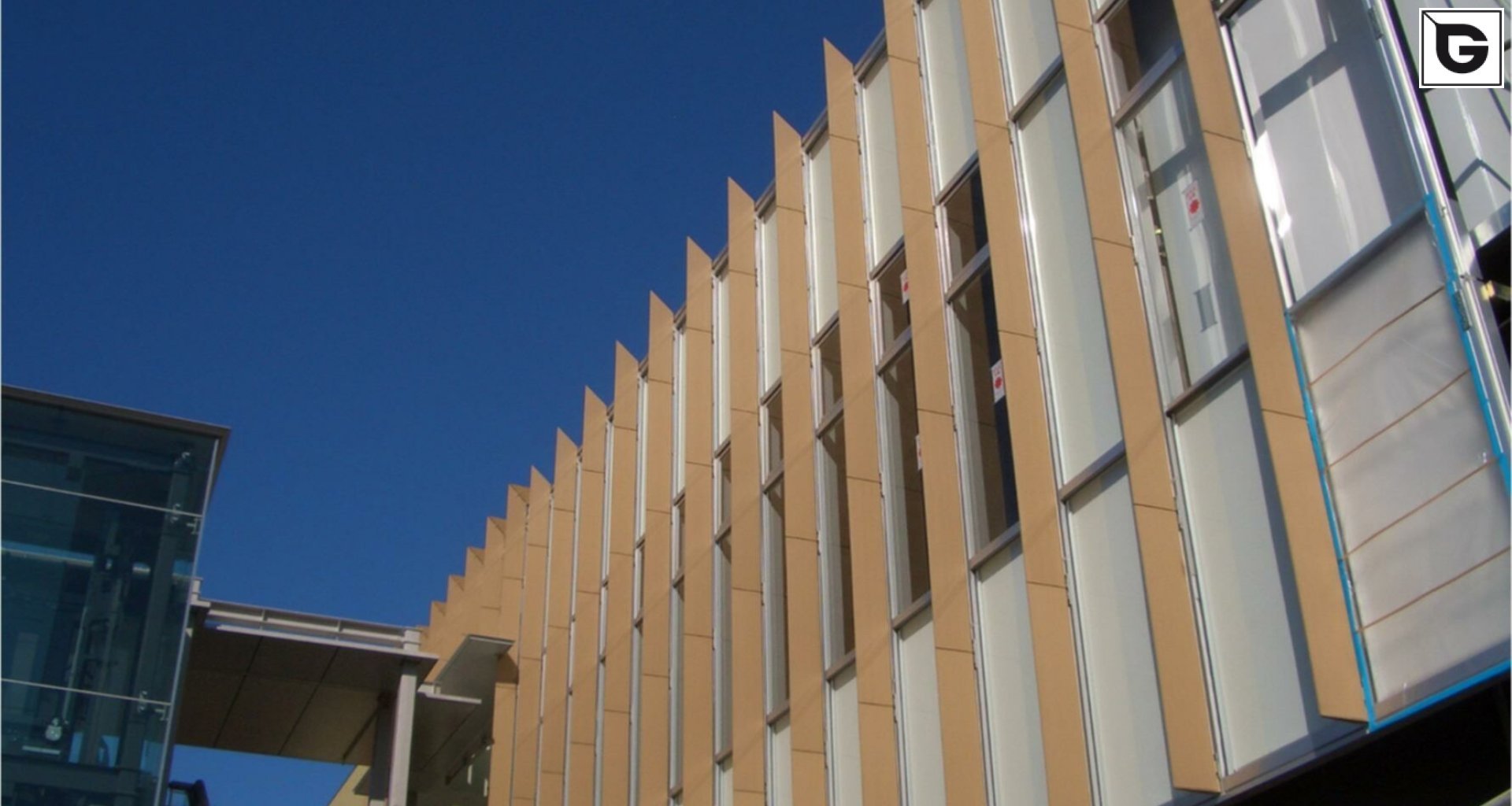 Transport-Einrichtungen_Vertical Sonnenschutz, jalousien_Flughafen, Bahnhof