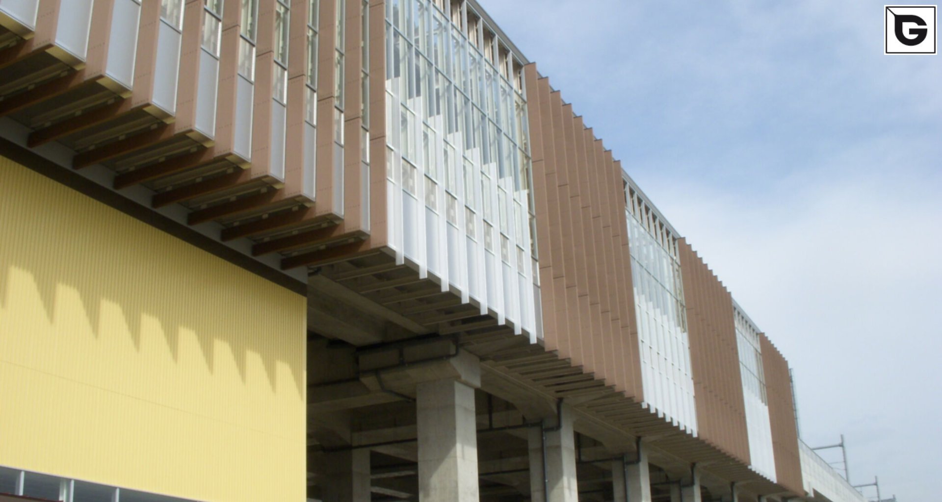 Transport-Einrichtungen_Vertical Sonnenschutz, jalousien_Flughafen, Bahnhof