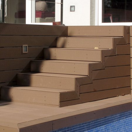 Einrichtungen_Schwimmbad deck_Am Wasser entlang