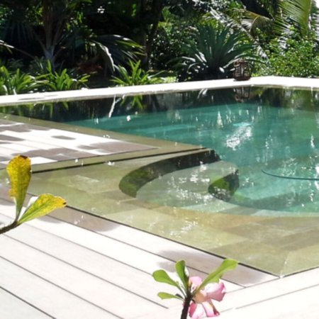 Einrichtungen_Schwimmbad deck_Am Wasser entlang