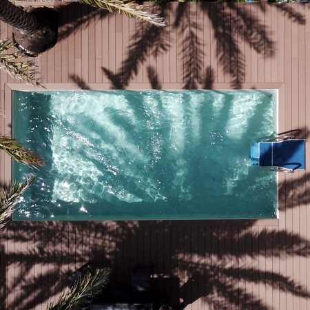 Einrichtungen_Schwimmbad deck_Am Wasser entlang