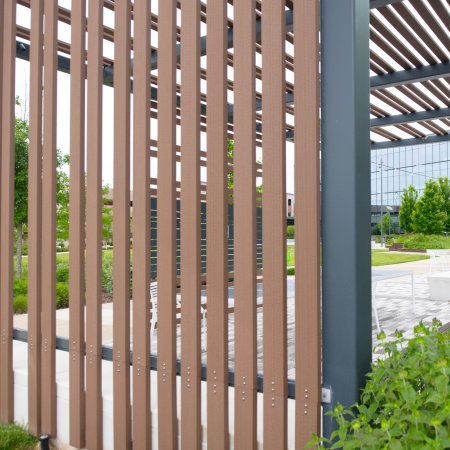 Verwaltungsgebäude_Zäune, Mauer, Portal_Leed