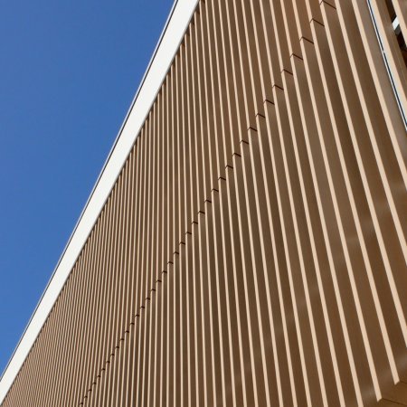 Institutionelle Einrichtungen_Vertical Sonnenschutz, jalousien_Gebogene Profilen