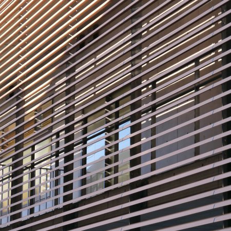 Institutionelle Einrichtungen_Horizontal Sonnenschutz, jalousien_Gebogene Profilen