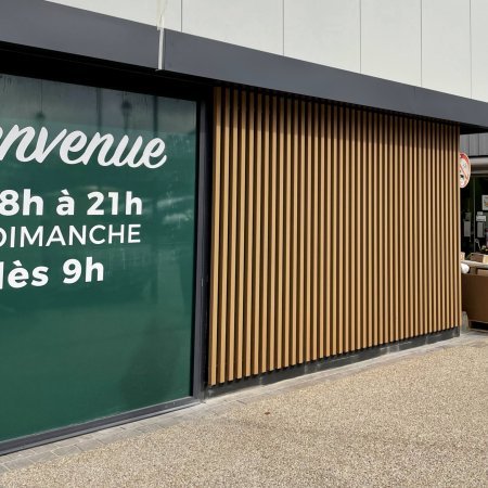 Kaufmännische Gebäude_Offene Fassadenverkleidung - verti._Einkaufszentrum