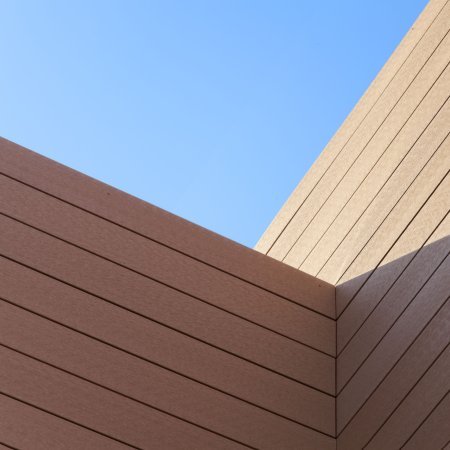 Kaufmännische Gebäude_Fassadenverkleidung - horizontal_Vorzeigeprojekte - WPC holz 