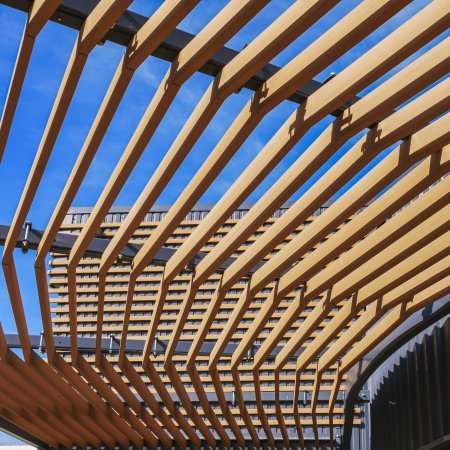 Kaufmännische Gebäude_Pergola, Dachüberstand, Dach_Einkaufszentrum