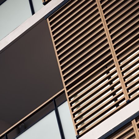 Wohngebäude_Horizontal Sonnenschutz, jalousien_Vorzeigeprojekte - Hybrid holz